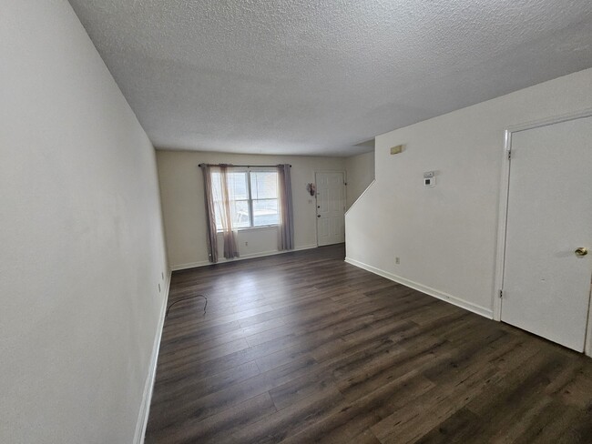102 Cedar Ct Unit B