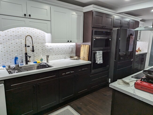 Building Photo - 4727 W Lake Sammamish Pkwy SE