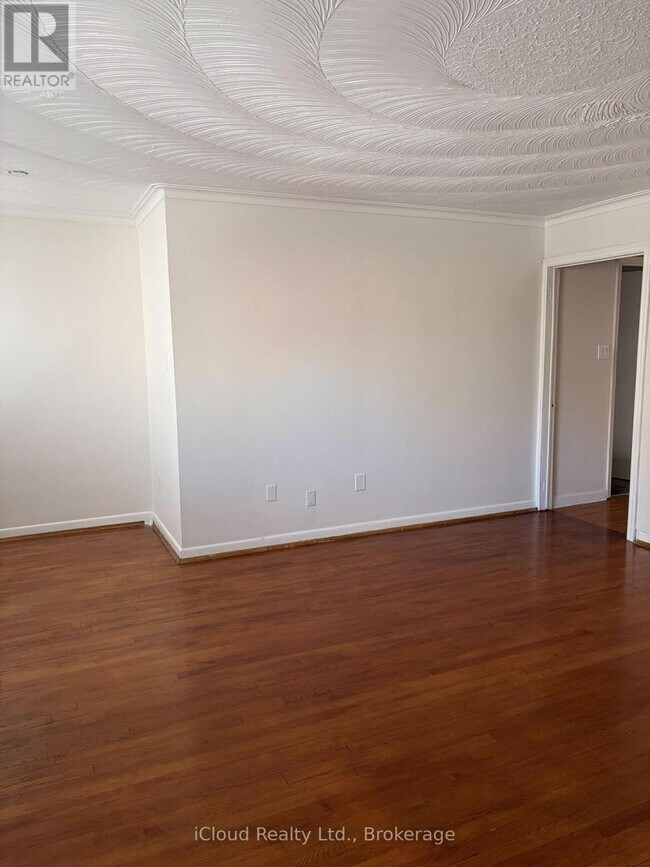 Photo - 5084 Dundas St W