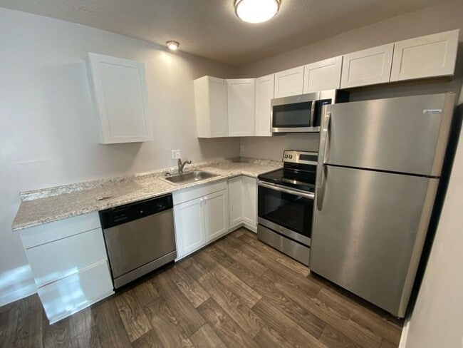 Photo - Fully Renovated 2 Bed 1 Bath Apartment By Downtown Summerville! Unidad 14