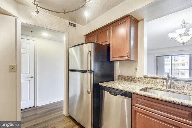 Photo - 610 N West St Unit 305