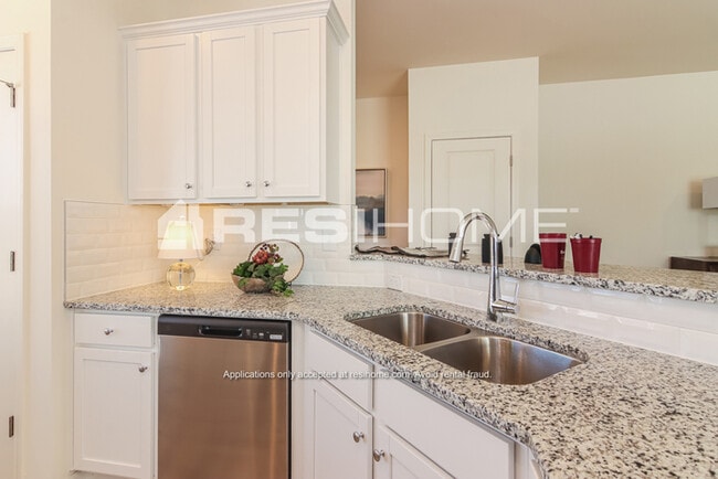 Photo - 685 Louis Ln