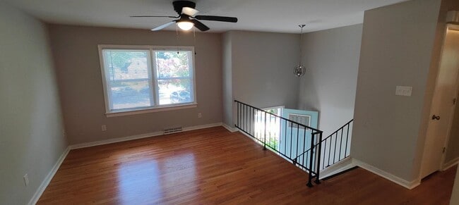 Photo - Renovated, Spacious Split Foyer homme