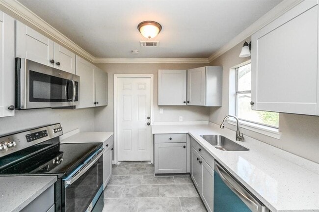 Photo - 1411 Laskey St