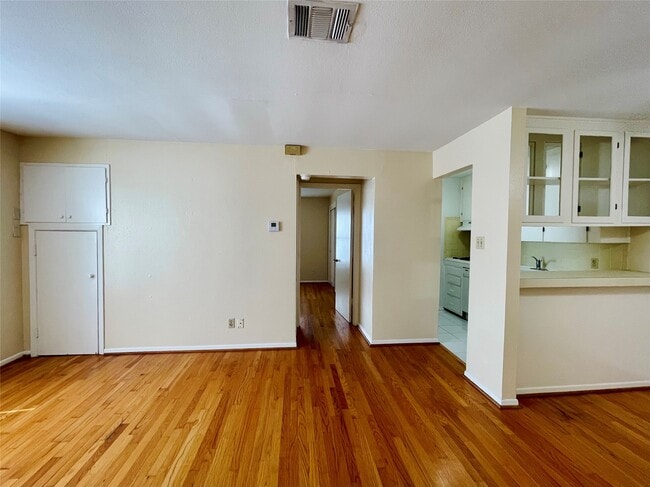 Building Photo - 3420 Mt Vernon St Unit 11