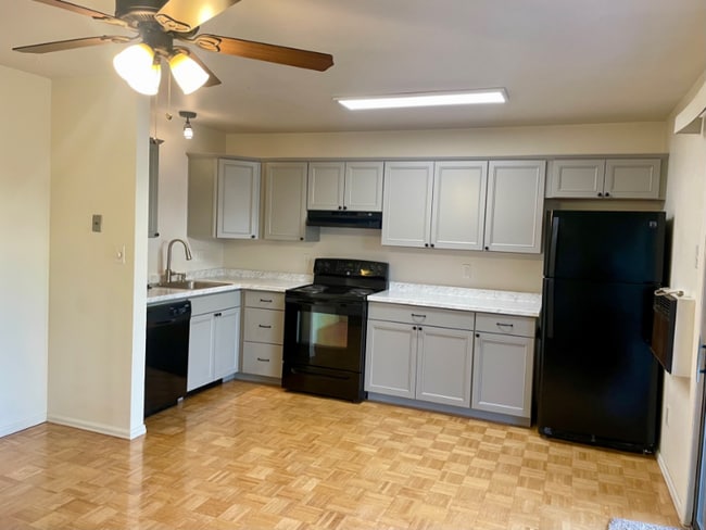 Photo - 3500 Rolling Green Dr Unit D19