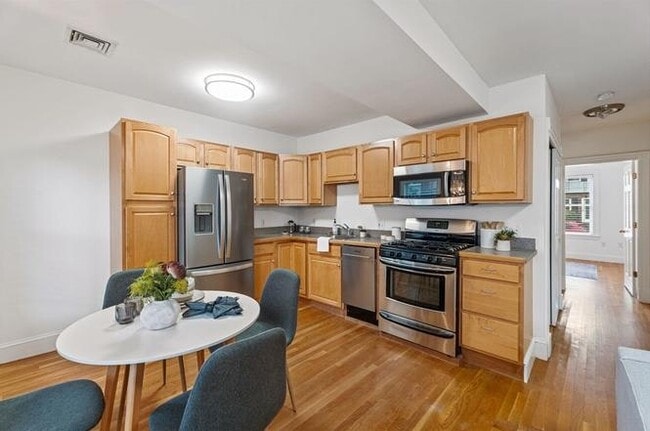 Building Photo - 296 W 3rd St Unit 21B