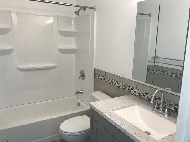 Photo - 6833 S Pine St