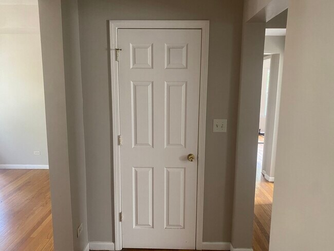 Photo - 1253 W 80th St