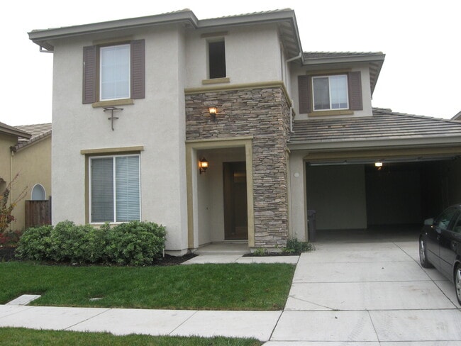 Building Photo - "Spacious 4-Bed, 3-Bath Retreat with 3,260... Rental