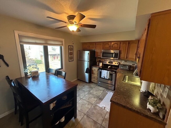 Photo - 882 N Colony Rd