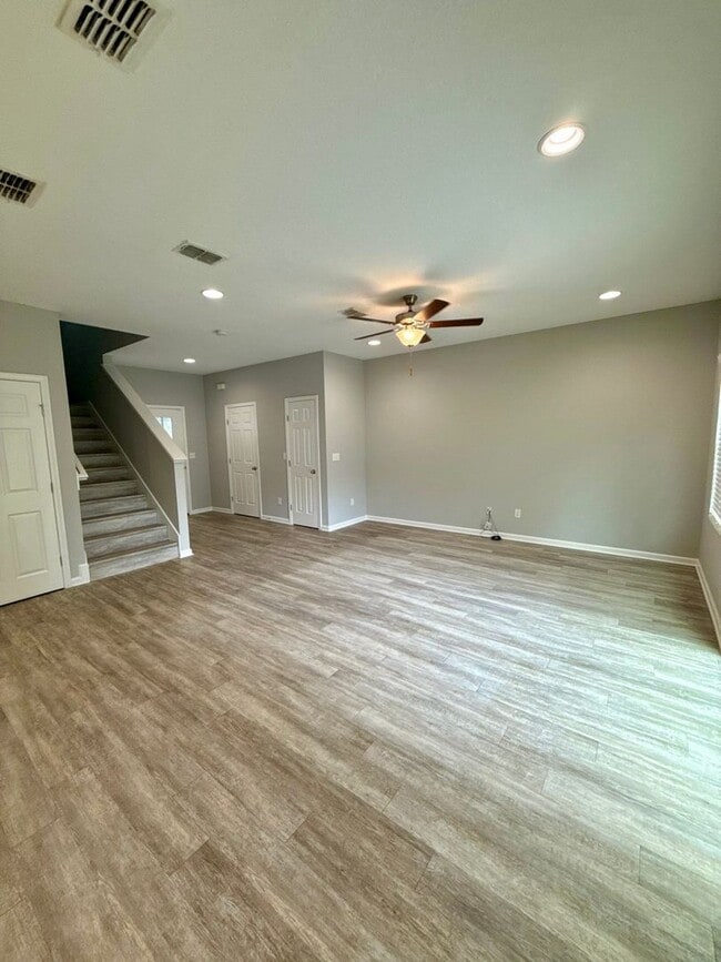 Photo - Great 3 bed 2.5 Bath House close to Intrac...