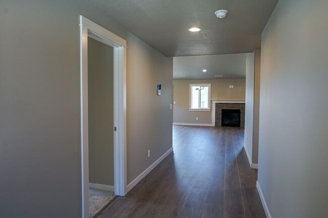 Photo - 3 CAR GARAGE