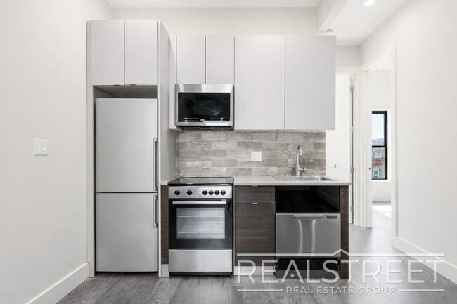 Photo - New Modern 2 Bed w Full Amenities + Dishwasher/Laundry/Garden Unidad 4A