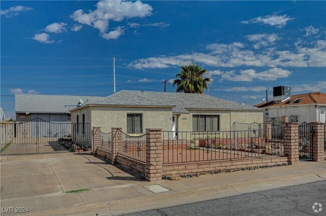 Building Photo - 102 N Cholla St Rental