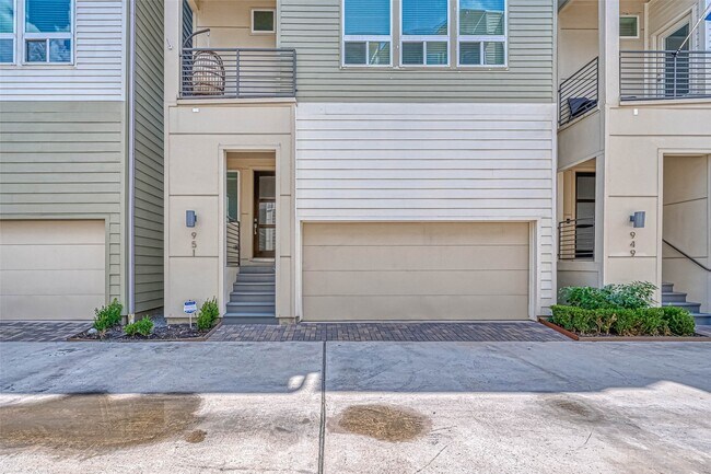 Photo - 951 W 17th St