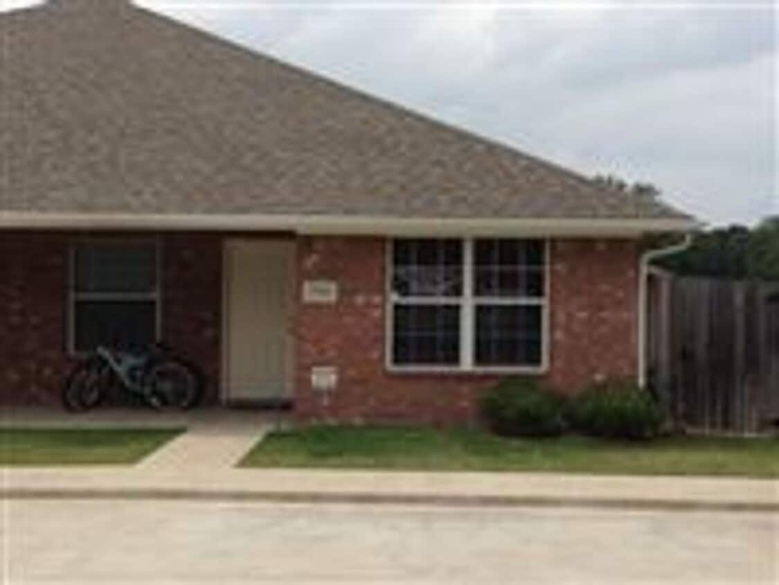 Spacious duplex in convenient location - Spacious duplex in convenient location