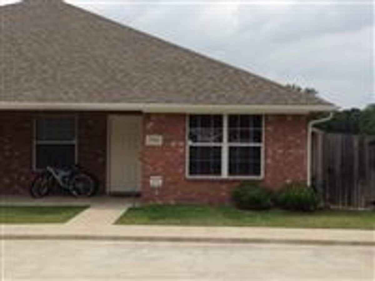 Spacious duplex in convenient location - Spacious duplex in convenient location Townhome