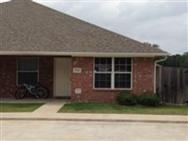Spacious duplex in convenient location - Spacious duplex in convenient location Townhome