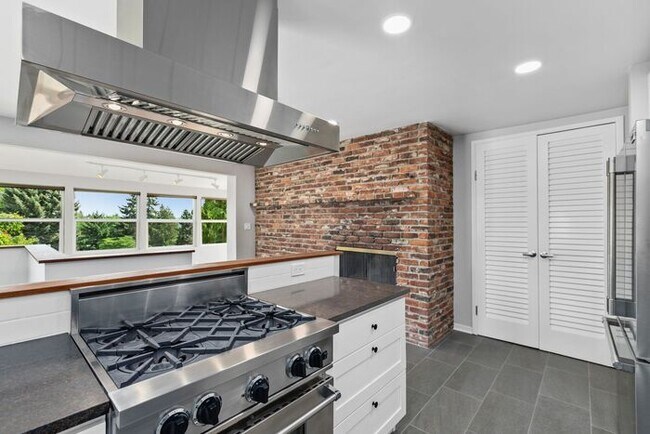 Classic Mid-Century Modern Air Conditioned... - Classic Mid-Century Modern Air Conditioned...