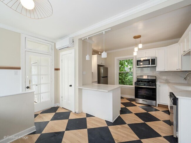 Photo - 2138 W Cornelia Ave
