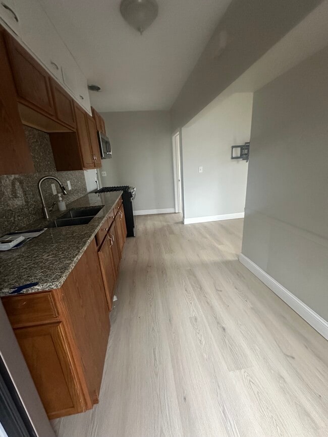 Building Photo - 301 E 6th St Unit Golden Acres LLC