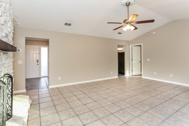 Photo - 1548 Oak Ridge Dr W