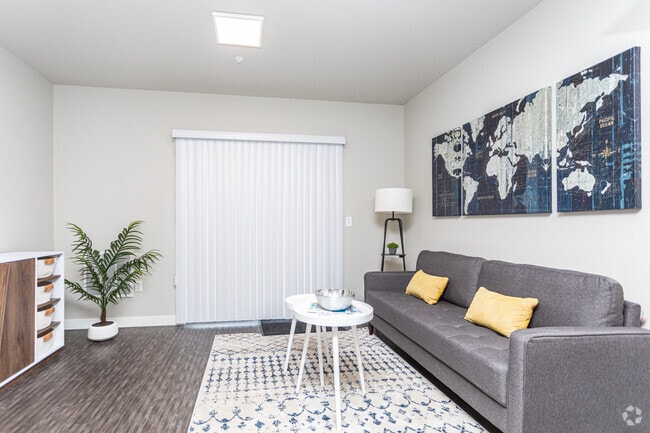 2BR, 1BA - 927 SF
