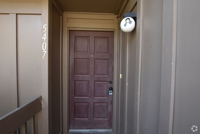 Building Photo - 5407 Pine Creek Dr Rental