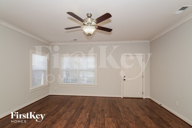 Photo - 810 Hawthorn Ln