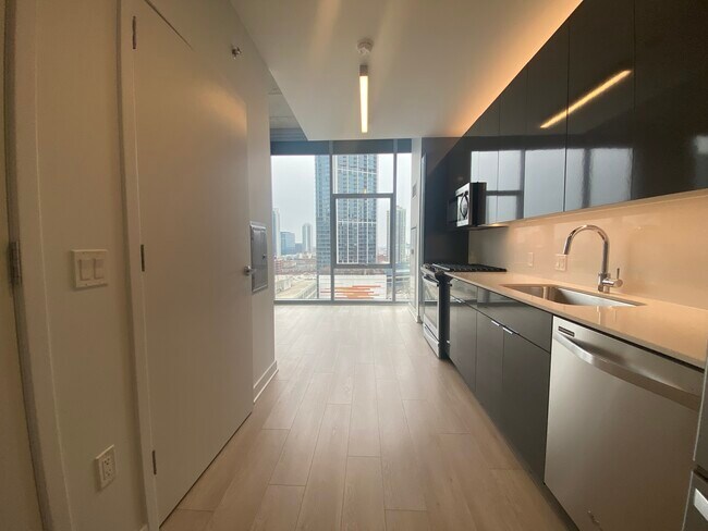 Photo - 326 W Illinois St