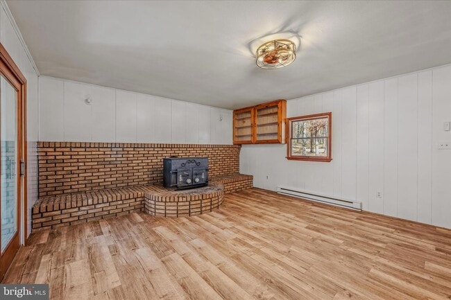 Photo - 438 Gloyd Ln