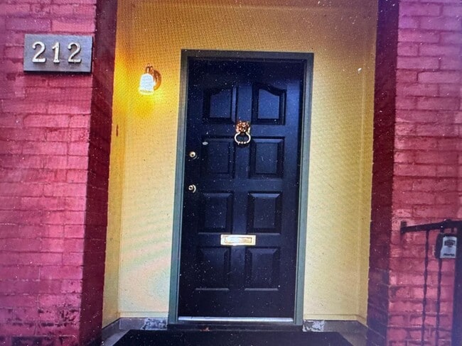 Building Photo - 212 W Lee St Unit 212-1