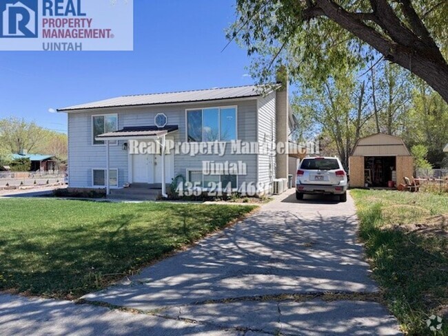 Building Photo - 3-bedroom 1 bathroom Duplex. WON'T BE AVIL... Rental