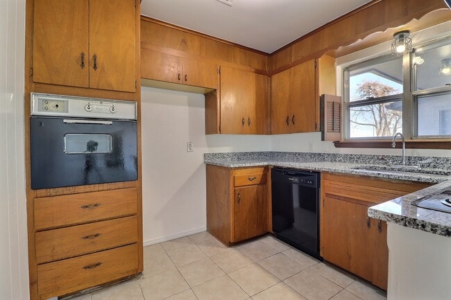 Photo - 5115 E 17th St