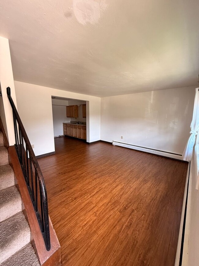 Building Photo - 2 Bedroom 1 Bathroom Apartment For Rent!