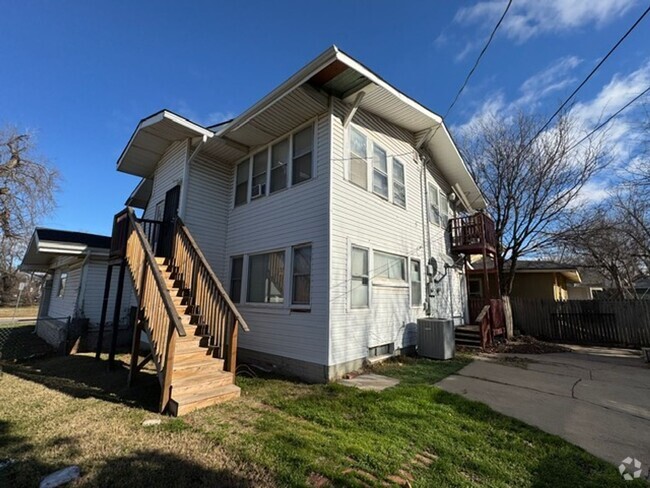 Building Photo - 2 bed 1 bath upstairs garage apartment, yo...