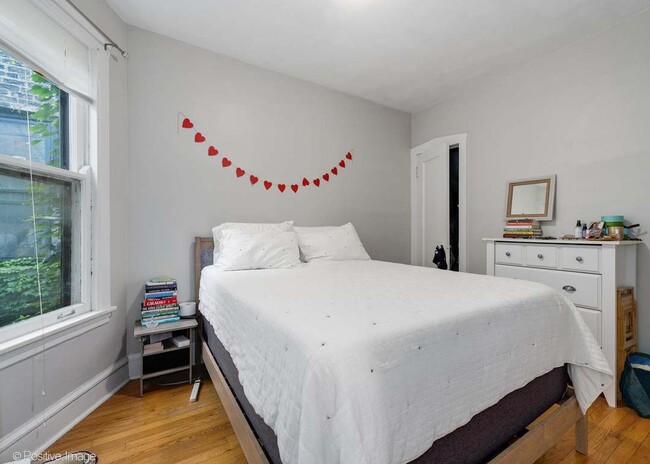 Building Photo - 1421 W Cuyler Ave Unit 2