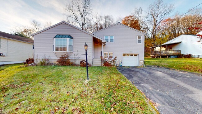 Photo - 3 Bedroom Split Level in Woodbridge