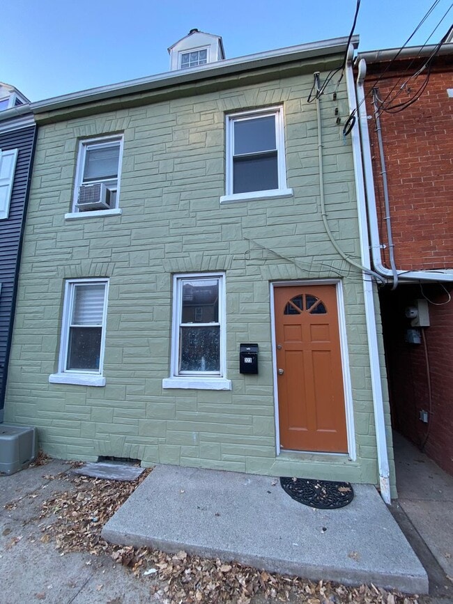 Building Photo - Remarkable 3 BR Townhouse in Downtown Lancaster City with Large Fenced in Backyard!