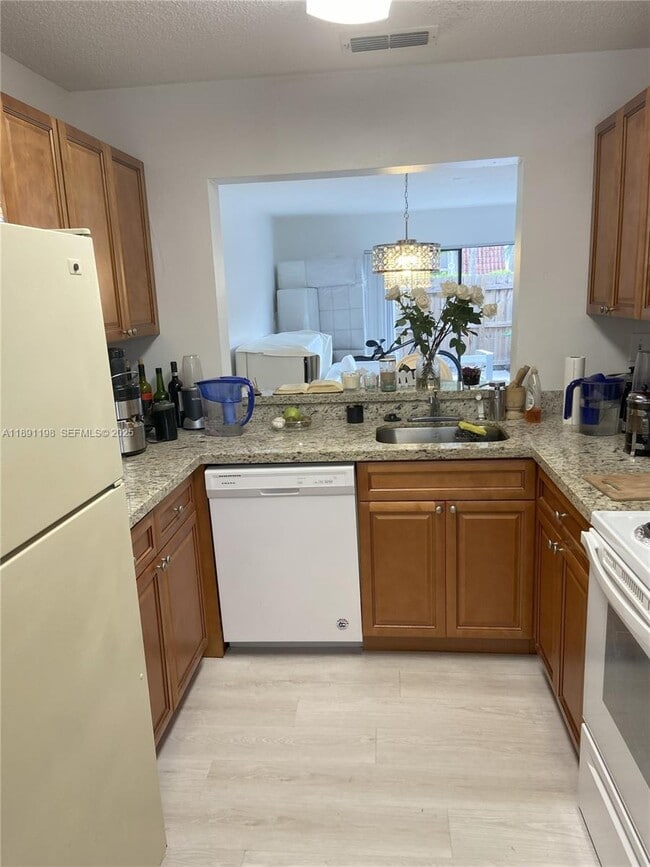 Photo - 413 Palm Cir E