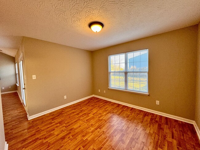Photo - 3 Bedroom in Quiet Cul-De-Sac!