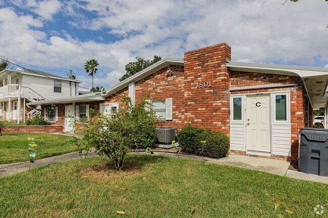 Building Photo - 1801 3rd Ct SE Unit D Rental