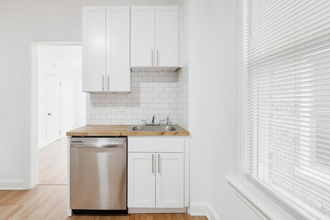 Photo - 1430 W Superior St Unit 2R