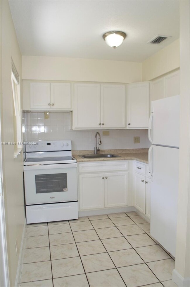 Building Photo - 701 SW 15th Ave Unit 1