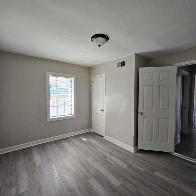 Photo - 858 Alaska St