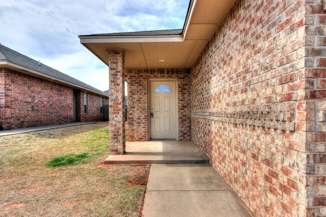 Photo - Duplex in Yukon Available Now!