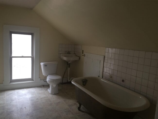 Building Photo - 203 Sumner St