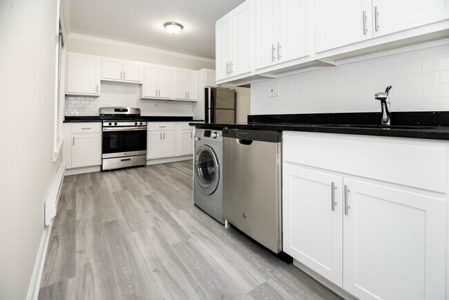 Photo - 839 W Cornelia Ave Apartments Unit 837-1N