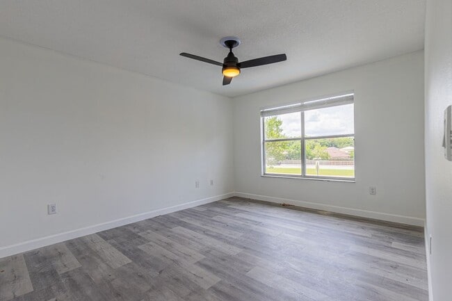 Photo - 2252 Wyndam Way